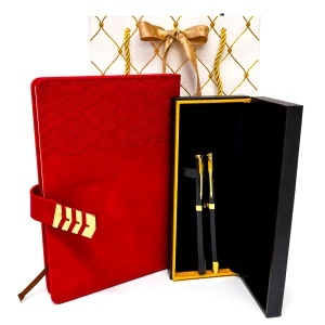 Set premium cu agenda din piele ecologica rosie cu inchidere magnetica si caseta cu doua instrumente de scris, in punga eleganta - Img 2