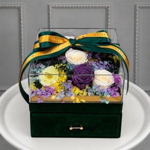 Set premium de lux cu 11 trandafiri criogenati, parfum Louis Varel Vibes 100 ml si praline Ferrero Rocher, in cutie patrata din catifea verde cu sertar si plexiglas - Img 5