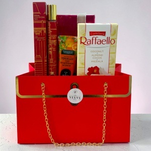 Set premium Luxury Red, cu esarfa rosie din matase, parfum M. F. Kurkdjian 35 ml, crema de maini si Raffaello, in cutie cadou tip geanta - Img 6