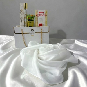 Set premium Luxury White, cu esarfa alba din matase, parfum Badee Al Oud 35 ml, crema de maini si Raffaello, in cutie tip geanta - Img 2
