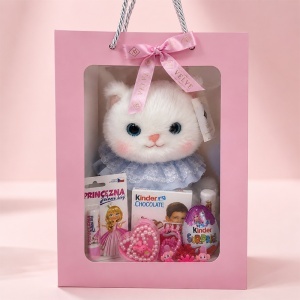 Set premium pentru fetite, Pisicuta de plus cu guler dantelat, dulciuri Kinder, bratari si accesorii de par, in punga eleganta cu funda - Img 2