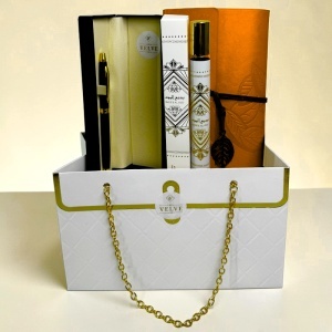 Set premium Prestige White unisex, cu jurnal, pix si parfum Badee Al Oud 35 ml, in cutie eleganta tip geanta - Img 4