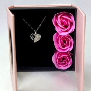 Set romantic cu ursulet de plus, lantisor cu pandantiv inima, 3 trandafiri roz de sapun si praline Raffaello - Img 2