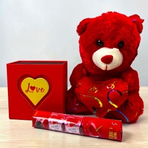 Set romantic cu ursulet de plus rosu, lantisor cu pandantiv inima, 3 trandafiri rosii de sapun si praline, in punga de cadou - Img 4