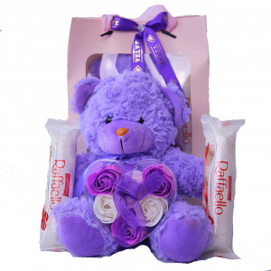 Set Cadou Special Valentine, cu ursulet, 6 trandafiri din sapun si Raffaello, mov
