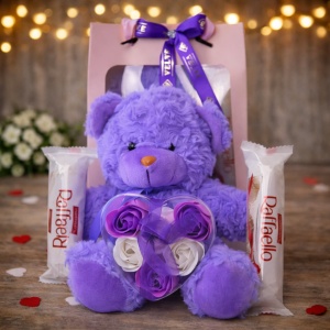 Set romantic Special Valentine cu ursulet de plus, trandafiri de sapun si Raffaello, Mov