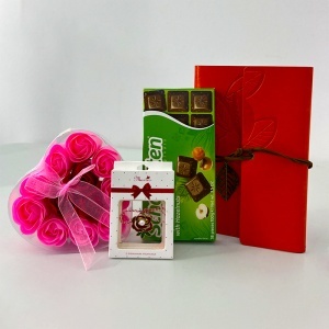 Set Ruby Romance, trandafiri din sapun in cutie inima, ciocolata Schogetten si jurnal elegant rosu - Img 2
