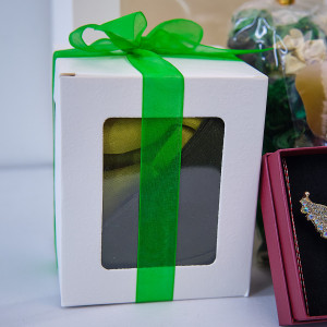 Set Special Spring, cu esarfa, brosa si flori uscate, verde
