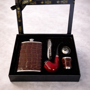 Set VLV pentru barbati - plosca, pipa, palnie, pahar si briceag, în cutie eleganta
