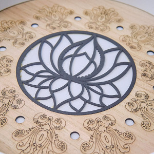 Tava Lotus, din lemn cu baza din sticla si model traditional asiatic, 30cm