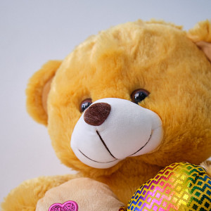 Ursulet de plus Twinkle, cu inimioara, inaltime 37 cm, Maro Deschis