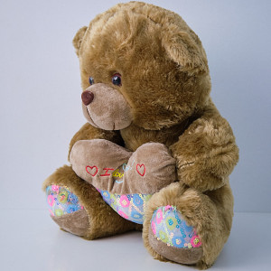 Ursulet de plus Twinkle, cu inimioara, inaltime 37 cm, Maro