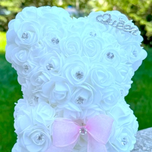 Ursulet floral cu trandafiri din spuma, 25 cm, cristale decorative aplicate manual, in cutie cadou, Alb - Img 2