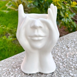 Vaza decorativa artistica din ceramica, chip acoperit de maini, Alb