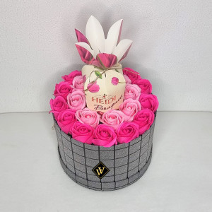 Velve Pretty Gift cutie rotunda silver cu trandafiri de sapun si praline Heidi Bouquet