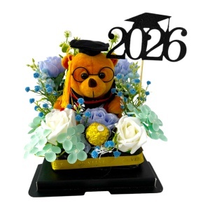 Aranjament absolvire 2026 Graduate cu ursulet de plus, trandafiri si hortensii de sapun, pralina Ferrero, in cutie transparenta premium - Img 2