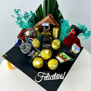 Pachet pentru barbati, in cutie neagra in forma de toca cu dulciuri, bauturi spirtoase in miniatura, Jagermeister, Jack Daniels, Finlandia Vodka, brum si frunza de palmier, 20x20x25cm