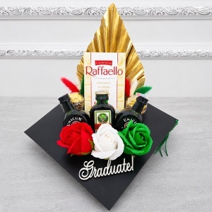 Aranjament absolvire Graduate in forma de toca, cu bauturi in miniatura Jagermeister si Unicum, praline Raffaello, Rocher si trandafiri de sapun - Img 7