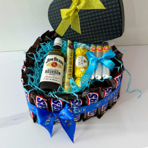 Aranjament Bonys in forma de inima cu batoane Snickers, Jim Beam 200 ml, praline Ferrero Rocher 50gr, apa de toaleta Cuba Royal 35 ml si 3 trabucuri