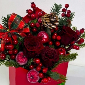 Aranjament Christmas Rouge cu trandafiri rosii criogenati, crengute de brad si decoratiuni de sezon, in cutie eleganta rosie - Img 4