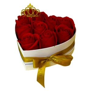 Aranjament floral „Royal Crown” in cutie inima cu 10 trandafiri de sapun și topper coroana aurie - Img 4