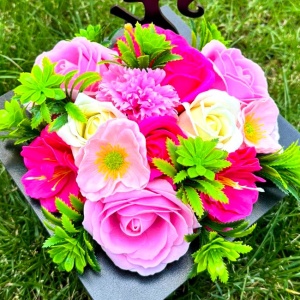 Aranjament floral pentru absolvire, in cutie in forma de toca cu flori de sapun si plante artificiale, 20x20x9 cm, Roz