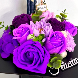 Aranjament floral absolvire 2026, cutie in forma de toca cu topper absolventa si flori de sapun, mov - Img 2