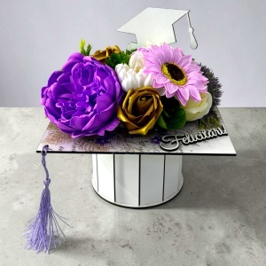 Aranjament floral absolvire 2026 Graduate in forma de toca, cu bujor, floarea soarelui si nufar de sapun, 20x20x12 cm - Img 3