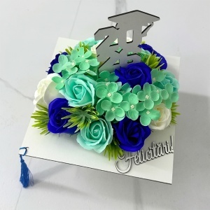 Aranjament floral absolvire 2026, in cutie alba in forma de toca cu flori de sapun, 20x20x23cm, Turqoise - Img 3