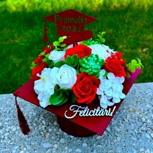 Aranjament floral absolvire 2026, in cutie in forma de toca cu trandafiri, hortensii, anemone si plante artificiale, 20x20x12cm, Alb/Rosu - Img 2