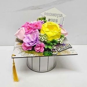 Aranjament floral absolvire 2026, in cutie tip toca cu flori de sapun, 20x20x23cm, Roz - Img 6