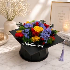 Aranjament floral absolvire 2026 in forma de toca neagra Graduate cu trandafiri criogenati, hortensii si licheni conservati - Img 3
