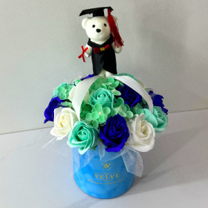 Aranjament floral pentru absolvire, in cutie rotunda cu trandafiri si hortensi, turcoaz