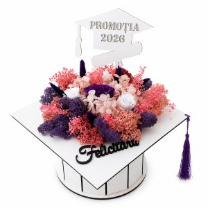 Aranjament floral absolvire Promotia 2026 in forma de toca alba Graduate cu trandafiri criogenati, hortensii si licheni conservati