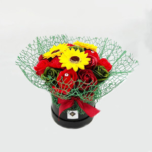 Aranjament floral Ametist cu flori de sapun, in cutie rotunda neagra, accesorizata cu funda si plasa sizal