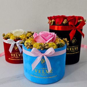 Aranjament floral Chocolate Rose cu un trandafir de sapun, stamine aurii si opt praline Ferrero Rocher, in cutie de catifea 5