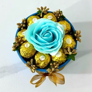 Aranjament floral Chocolate Rose cu un trandafir de sapun, stamine aurii si opt praline Ferrero Rocher, in cutie albastra cu catifea, Albastru glaciar 1