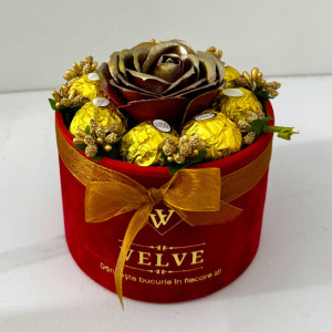 Aranjament floral Chocolate Rose cu un trandafir de sapun, stamine aurii si opt praline Ferrero Rocher, in cutie rosie cu catifea, Auriu