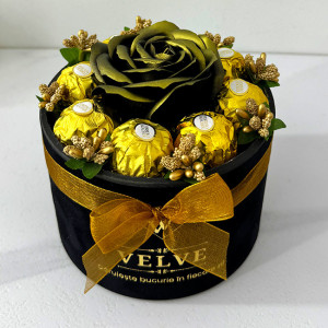 Aranjament floral Chocolate Rose cu un trandafir de sapun, stamine aurii si opt praline Ferrero Rocher, in cutie neagra cu catifea, Auriu 5