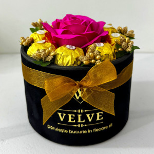 Aranjament floral Chocolate Rose cu un trandafir de sapun, stamine aurii si opt praline Ferrero Rocher, in cutie neagra cu catifea, Fucsia 2
