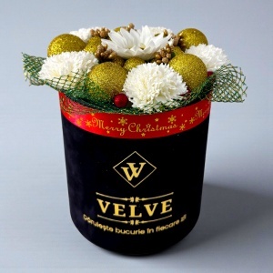 Aranjament Floral Christmas Gold, cu flori albe, globuri aurii si decoratiuni festive, in cutie de catifea neagra - Img 2