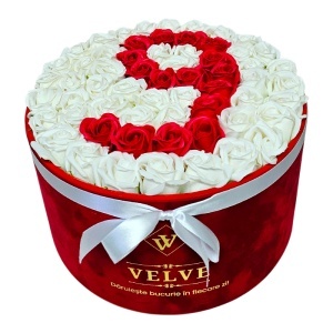 Aranjament floral cifra cu 55 trandafiri de sapun in cutie rotunda catifea rosie, cifra 9