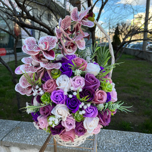 Cosulet Royal Orchid, cu trandafiri de sapun, accesorizati cu flori si plante artificiale, mov-roz-lila