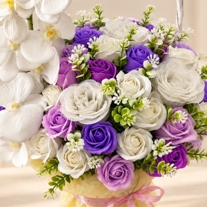 Aranjament floral Cosulet Royal Orchid cu orhidee si trandafiri de sapun mov, lila, albi - Img 2