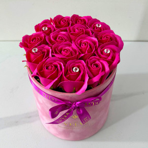 Aranjament floral Crystal Beauty cu 15 trandafiri de sapun, cristale artizanale, in cutie roz cu catifea, fucsia 3