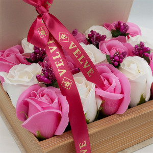 Aranjament floral cu 15 trandafiri din sapun, in cutie tip carte, cu flori roz si alb