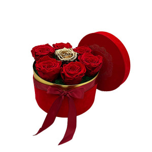 Aranjament floral in cutie rotinda de catifea