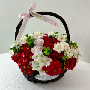 Aranjament floral cu trandafiri de sapun, hortensii si flori de cires in cosulet impletit - Img 5