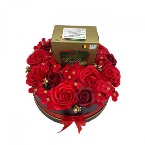 Aranjament floral cu trandafiri de sapun, hortensii si praline de ciocolata, Amelia