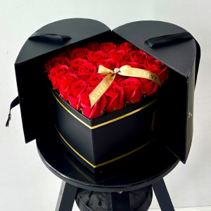 Aranjament floral cu trandafiri de sapun in cutie neagra cadou cu funda, Rosu - Img 4